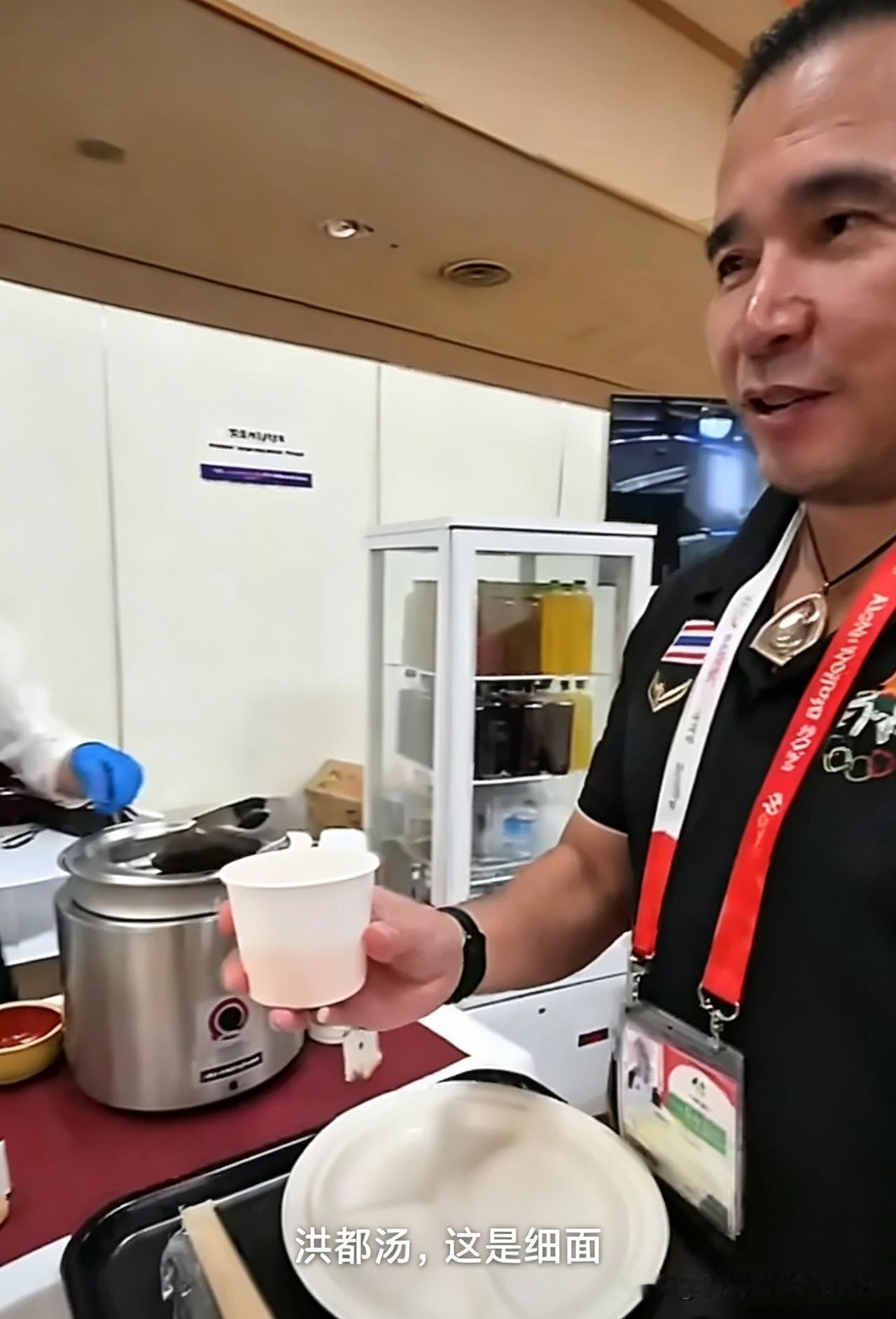 泰国教练吐槽名古屋亚运会上的自助餐吃不饱，不少人只能到外面去加餐。
日本餐厅服务