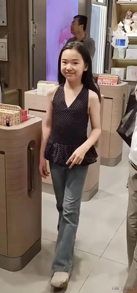小酒窝这是要逆天
我朋友前两天在北京合生汇撞见董璇带着她逛街，回来整个人都不淡定