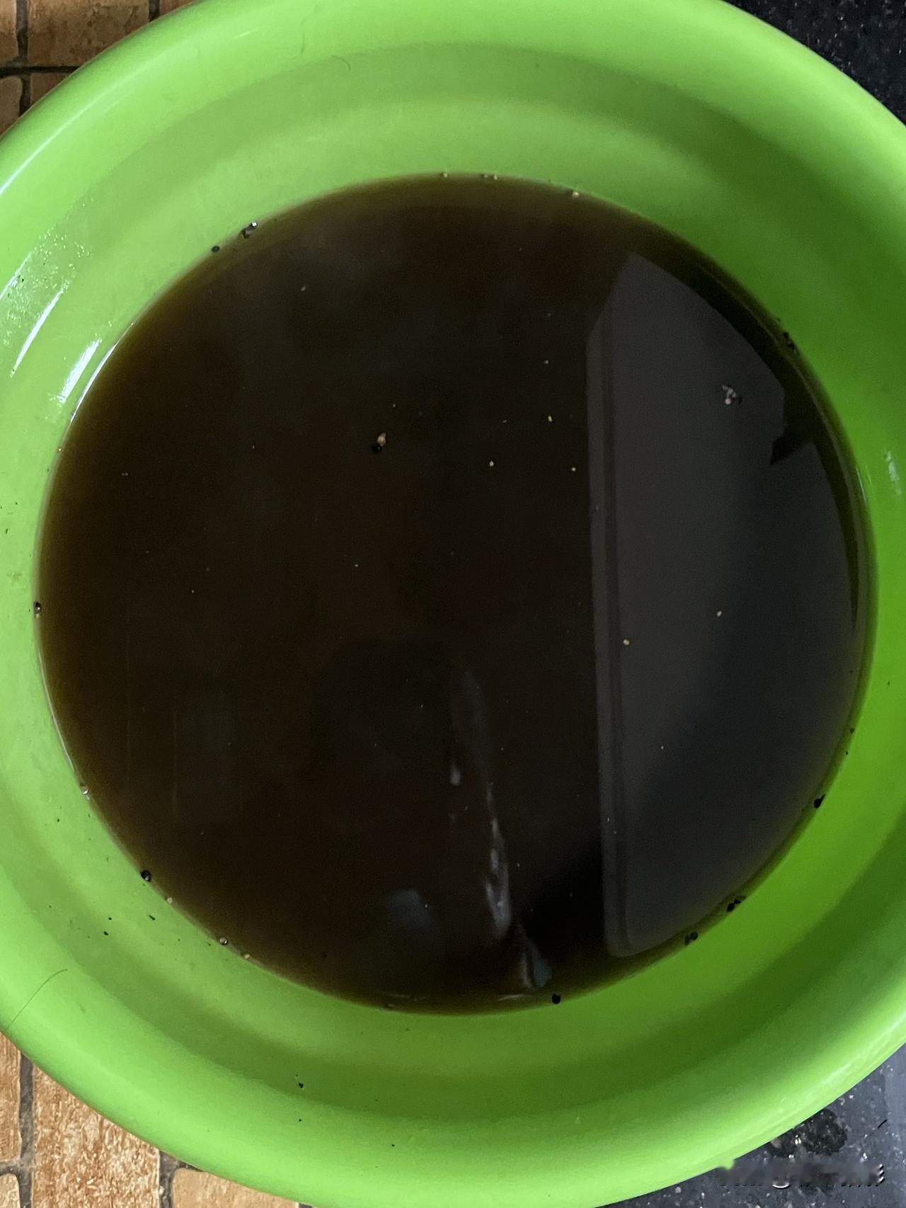 最近天冷，天天用艾叶和花椒杆煮水泡脚，泡的身体微微出汗，脚热乎乎的很舒服。每年卖