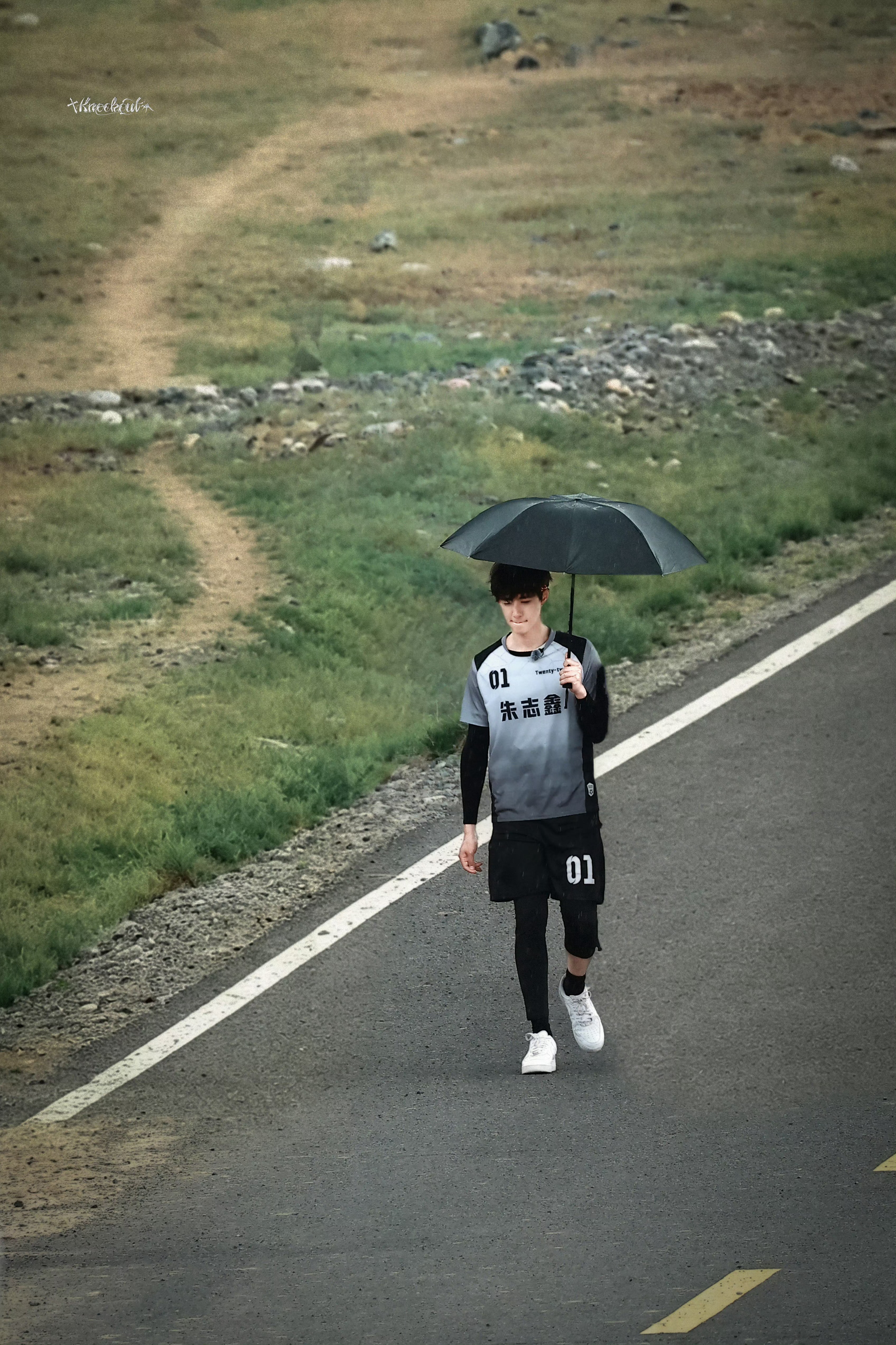 朱志鑫站在那就是画报 