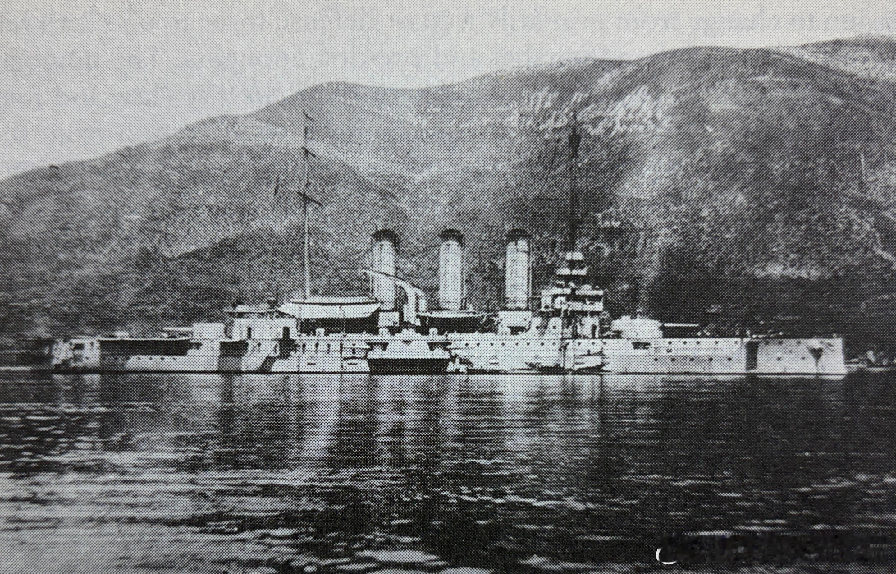 1918年2月在Cattaro卡塔罗叛乱中心的奥匈海军装甲巡洋舰SMS Sank