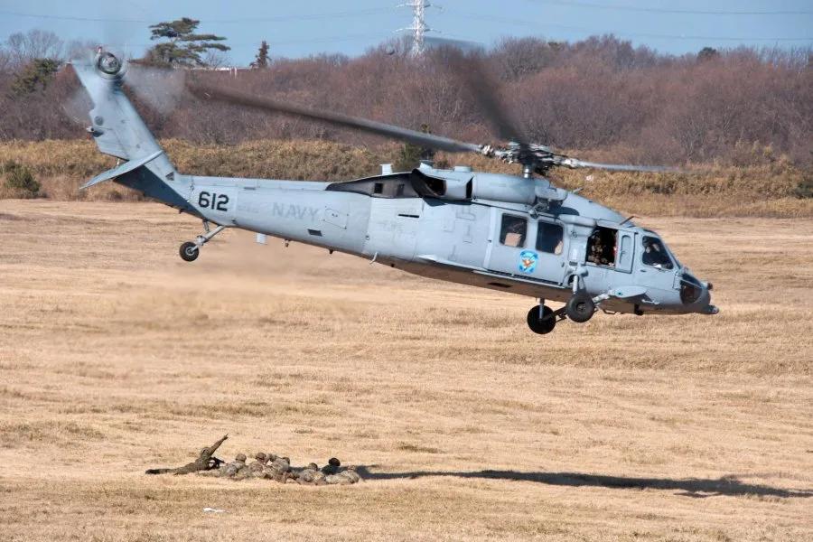 美军7月2日证实，一架MH-60S“海鹰”直升机周三凌晨在阿拉伯海实施紧急降落，