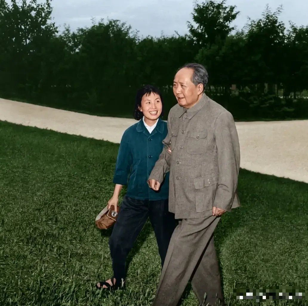 身旁这位女士是张玉凤，时任毛主席机要秘书。这张彩色修复老照片拍摄于户外园林草地，