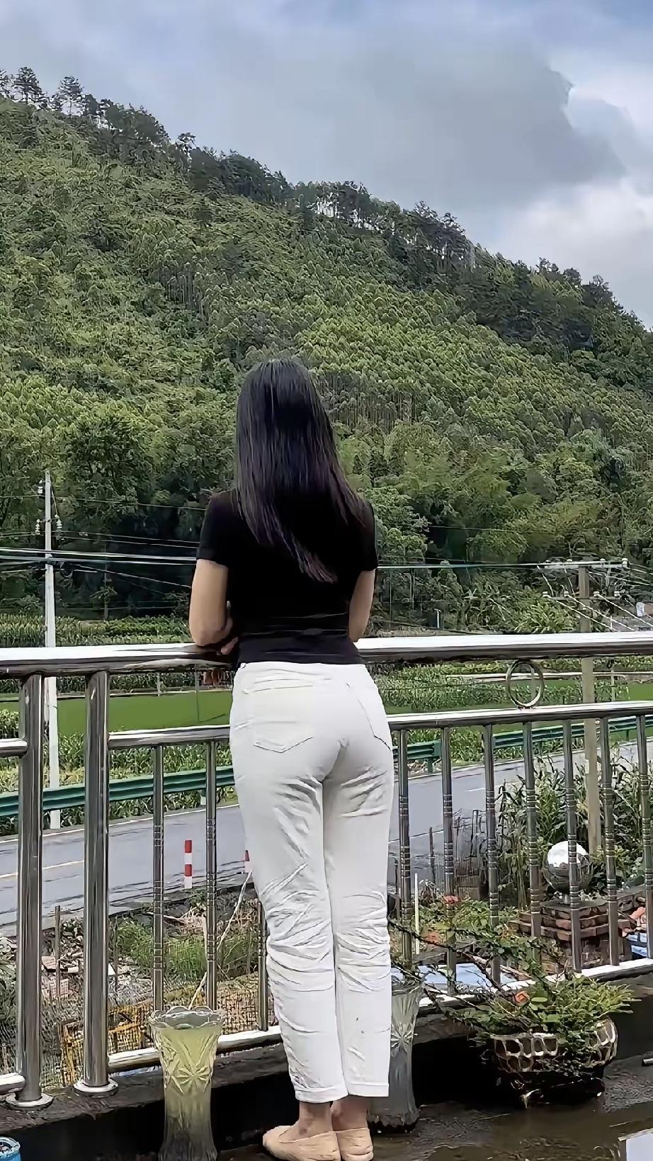 把所有人情世故熬成一碗浓稠的汤
而是在滚烫烟火里
学会给彼此留一道透气的缝隙

