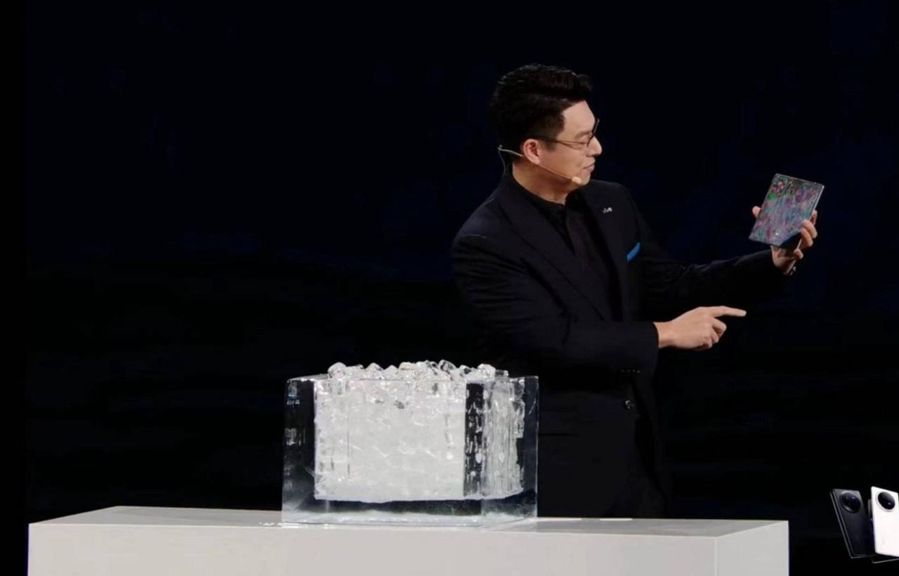 vivo X Fold3发布会直播中主持人测试手机防水性能时，出现一个疑似花屏的