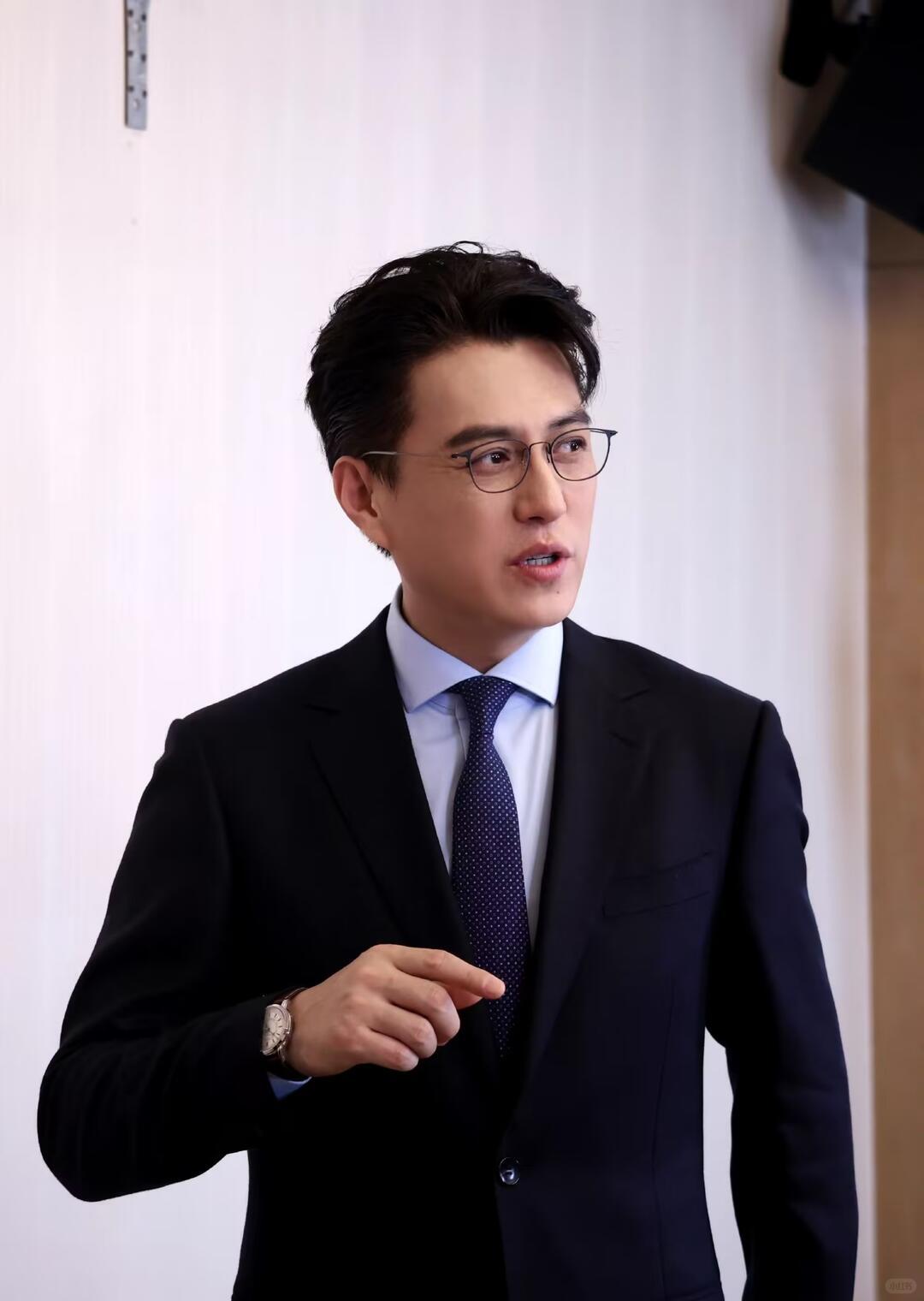 尤其是他演的那种成熟稳重、有担当的男性形象，特别圈好感。