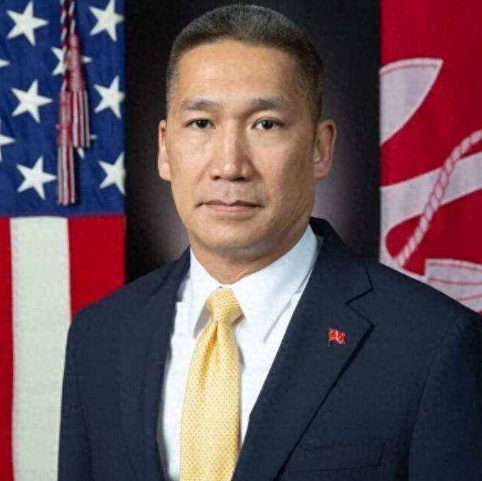 从西贡逃难的4岁难民，摇身成了掌管美军海权的实权狠人！特朗普提名的海军部长高雄，