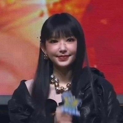 程潇脸肿了本来多美的人，拍成这样？这水肿太严重了，笑容看着都僵硬起来 ​​​