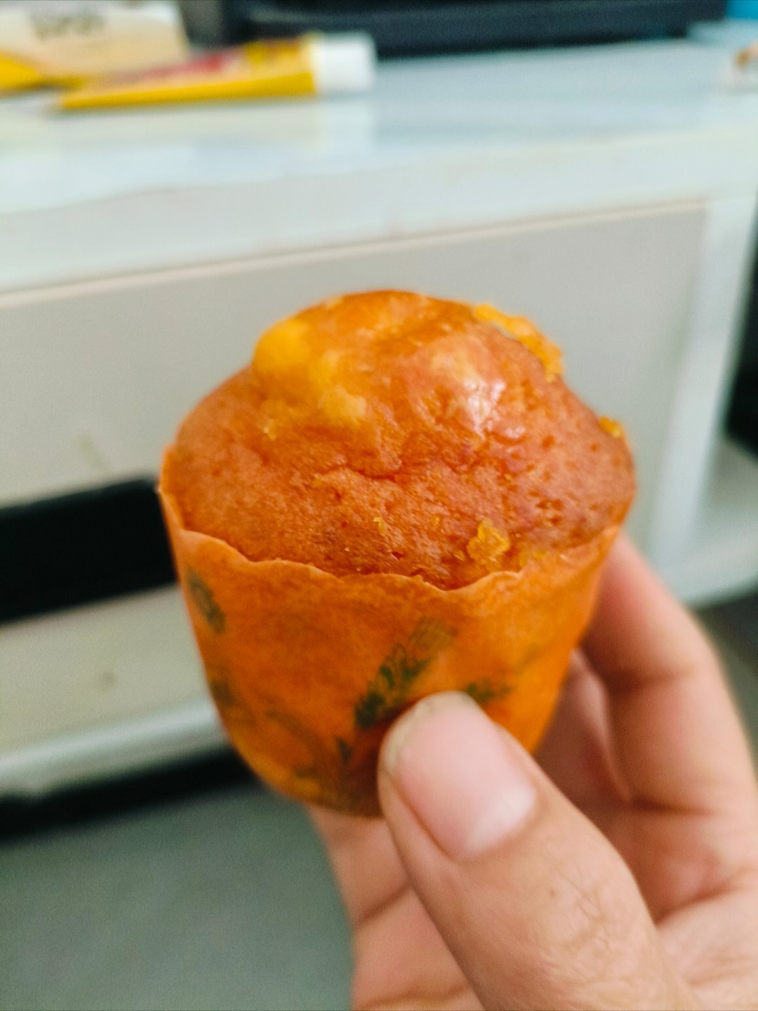 刚去给自己的脸做做护理回来，好像有点饿了，扒拉半天找到闺女屋里还有她没拿的蛋糕，