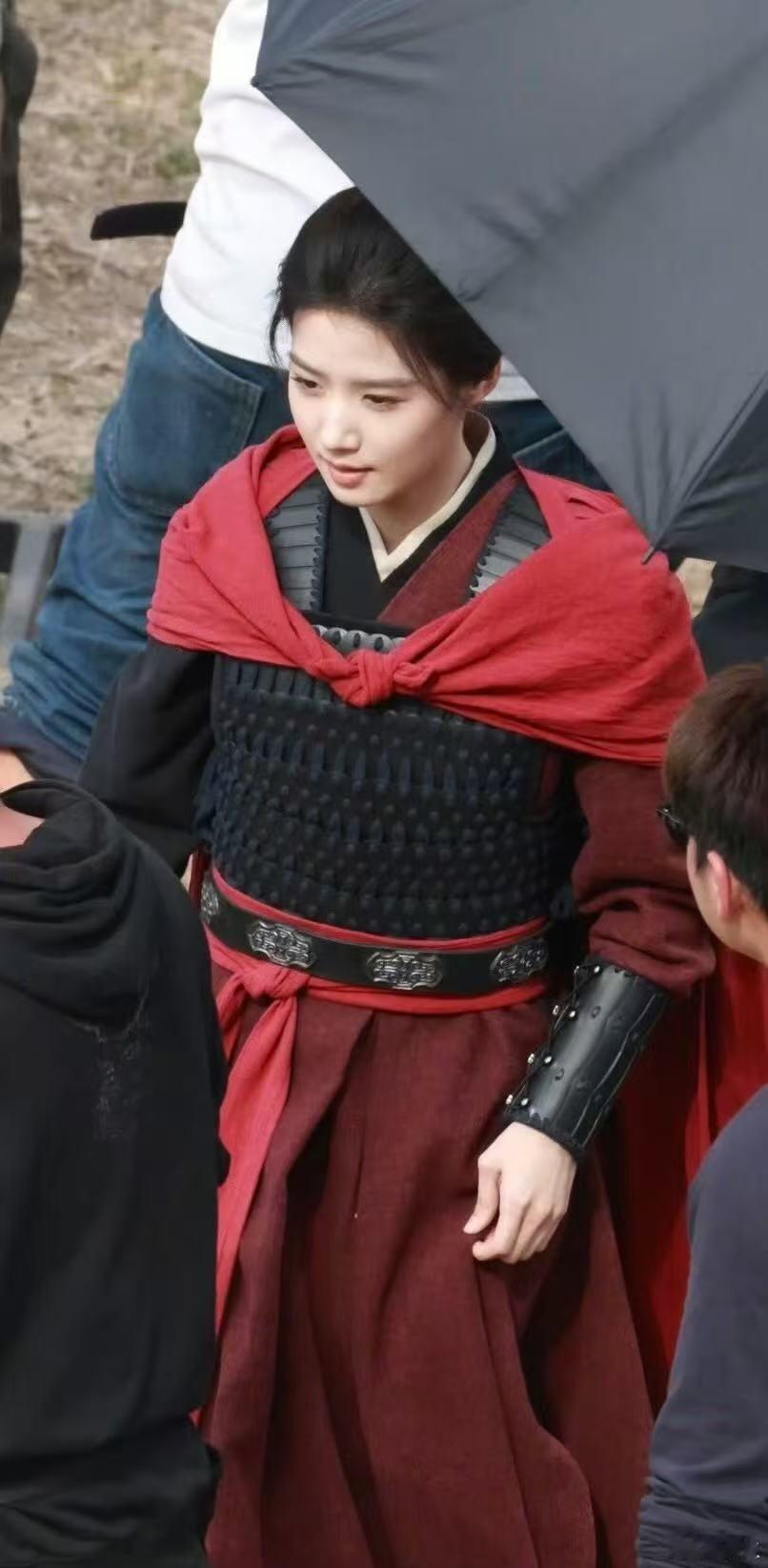 卢昱晓红披风盔甲造型卢昱晓何不同舟渡红披风造型 卢昱晓红披风盔甲造型 