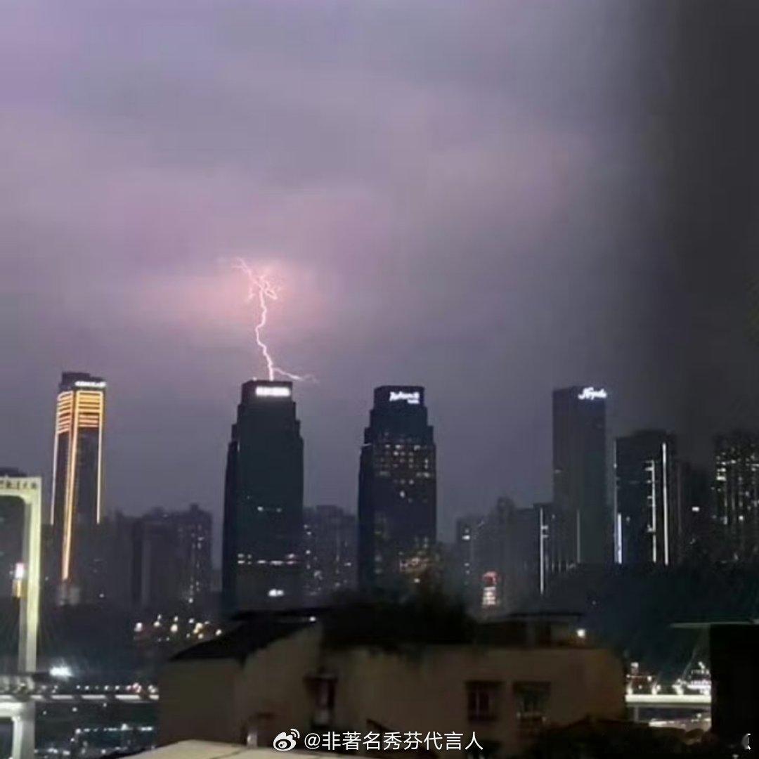 时代峰峻大楼被雷劈了有点太搞笑了吧，这到底是在意味些什么呢？ 