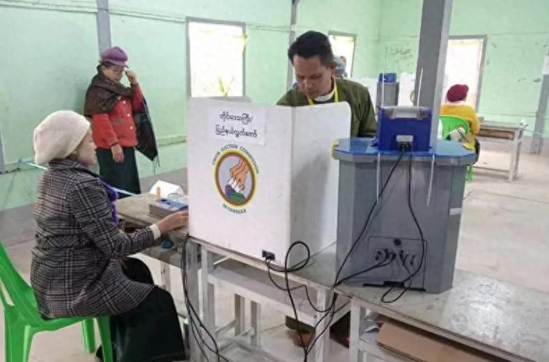 缅甸掸邦多地电子投票机卡纸、无法出票，选民被迫折返