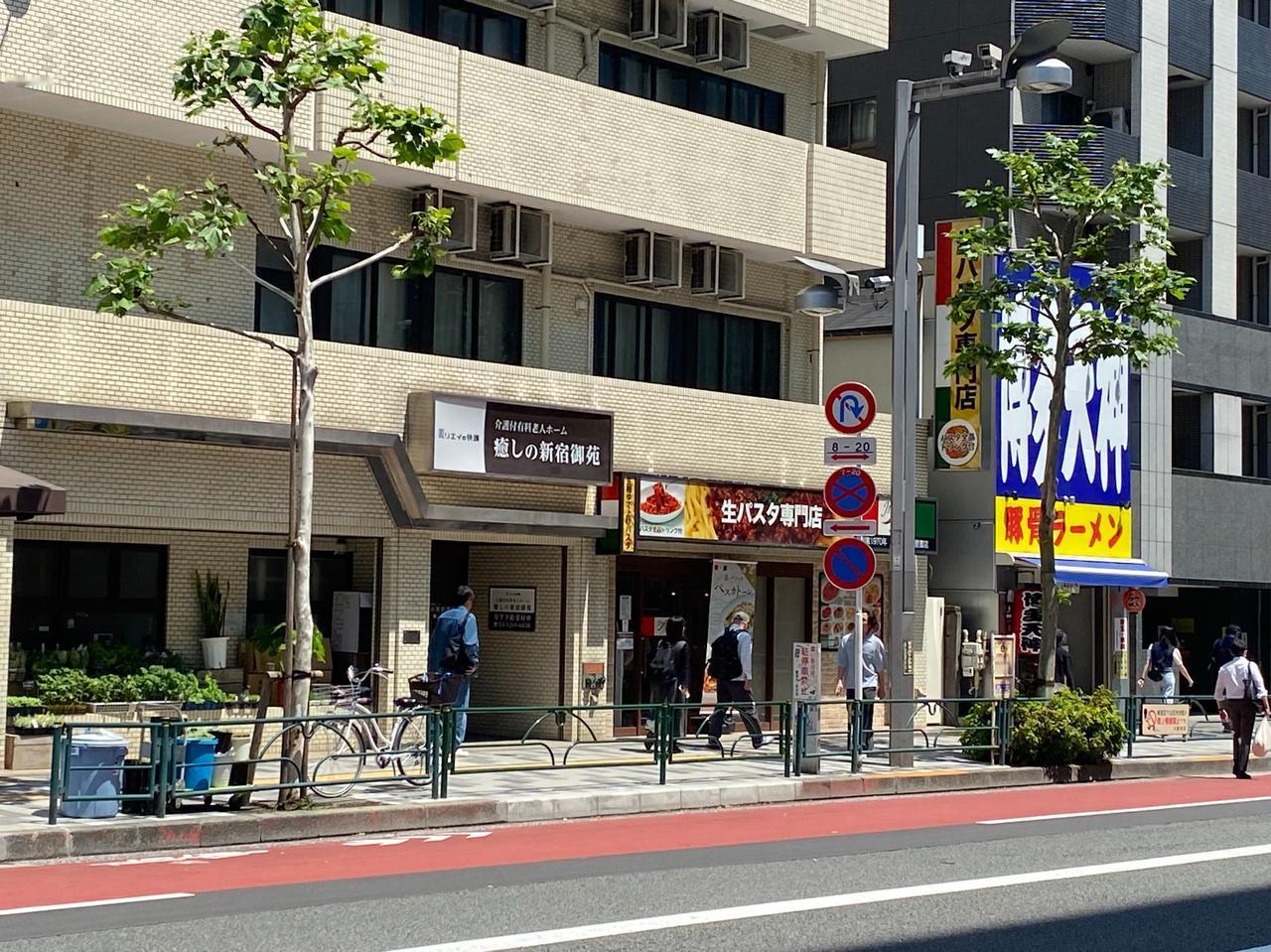今天5月2日（周六）是日本正式“黄金周”的第一天休息日[微笑]
上次路过新宿看到