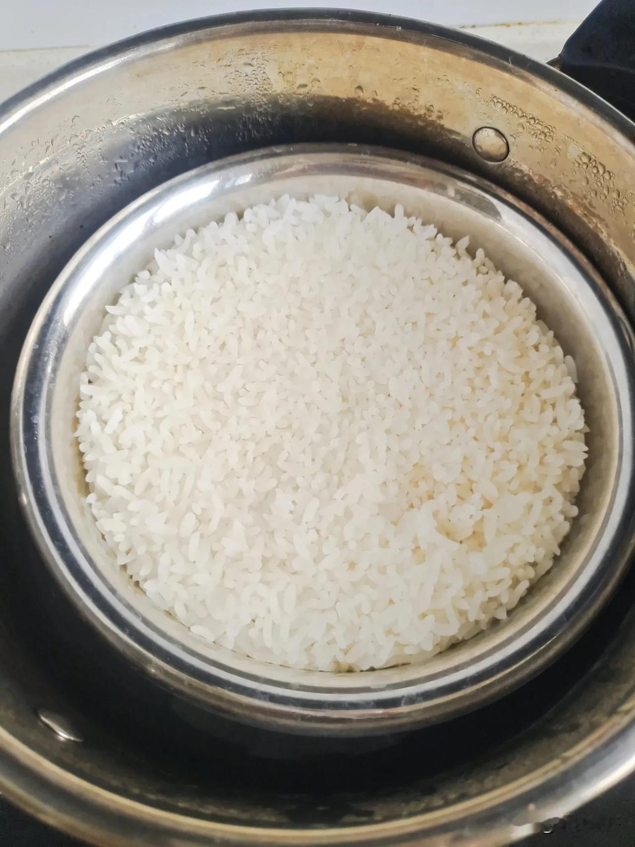 谁能想到，不用电饭煲也能做米饭，而且更好吃呢。

中午做饭时发现电饭煲坏了，也通