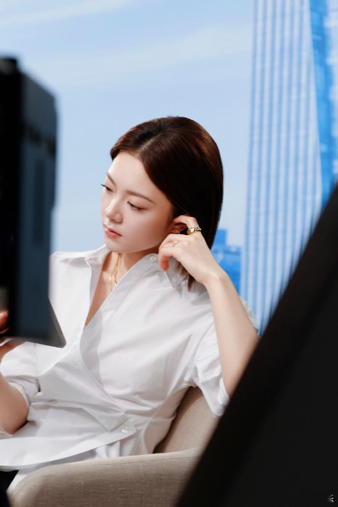 赵今麦好干练的造型好干练的赵今麦麦总这身白衬衣短发真的绝了，清爽又利落