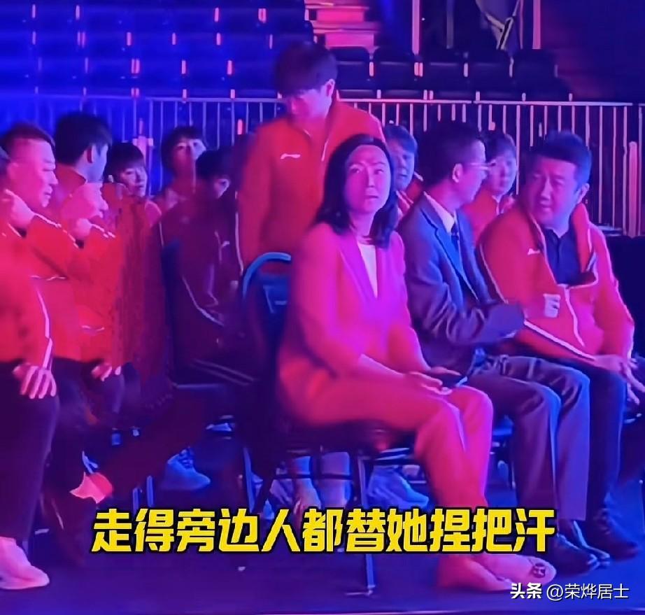 莎莎安排大头做事，大家看到王皓笑的眼神了吗？

抽签仪式的时候，
另一边明明有空
