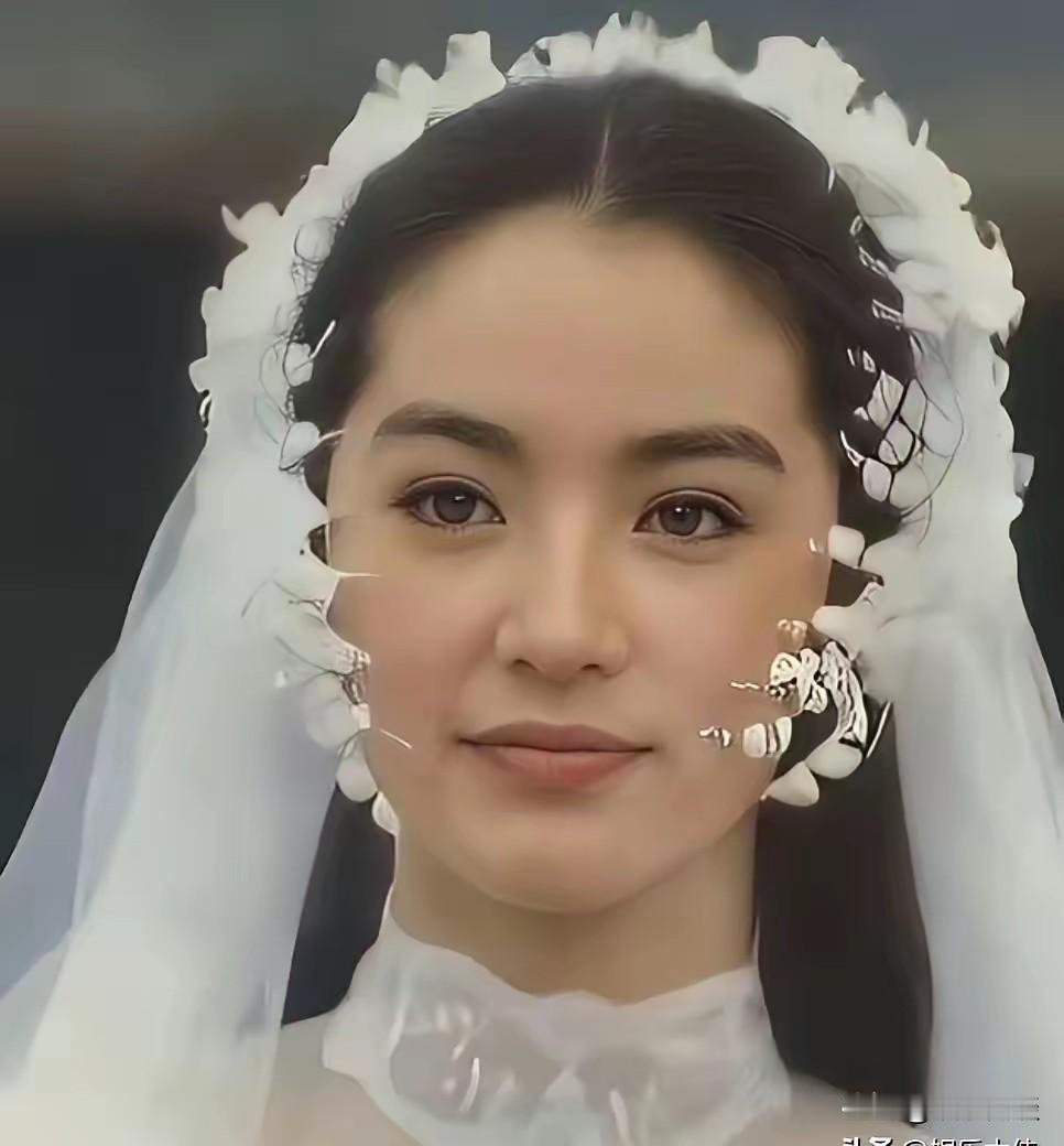 1994年6月，40岁的林青霞，在旧金山与邢李㷧举行婚礼。
婚礼前三天，巴黎寄来