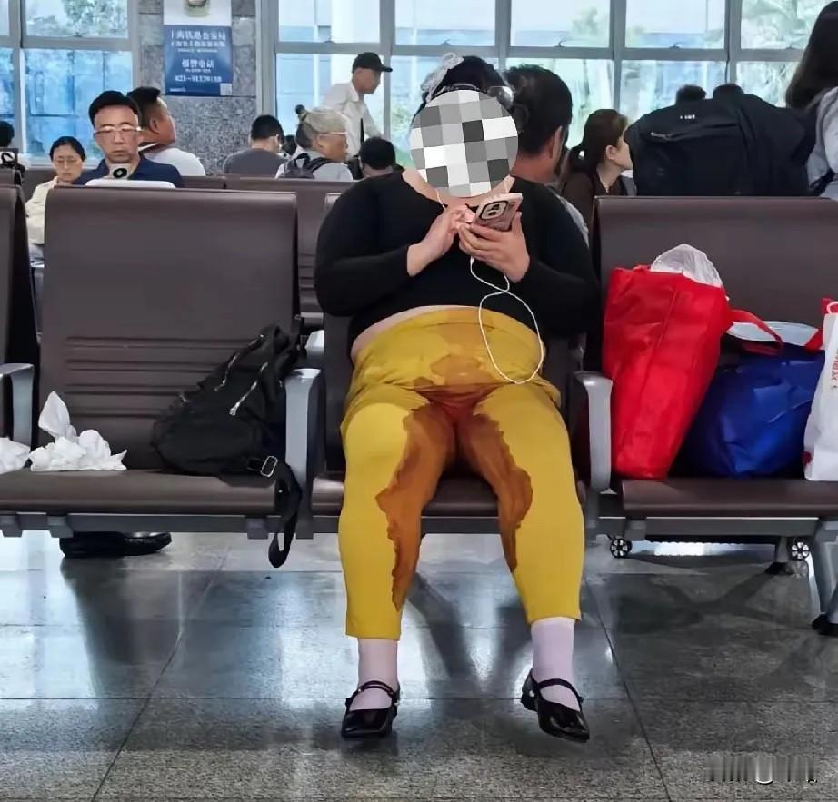 今天在高铁站看见这个女孩
她是不是来亲戚了，没注意到啊？
我该不该上去提醒她一下