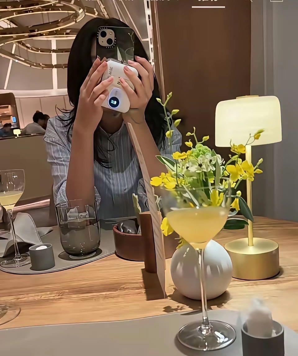父亲带女儿吃了顿好的，特意拍了照片，还将照片配了解说发得到处都是。
呵呵。
知道