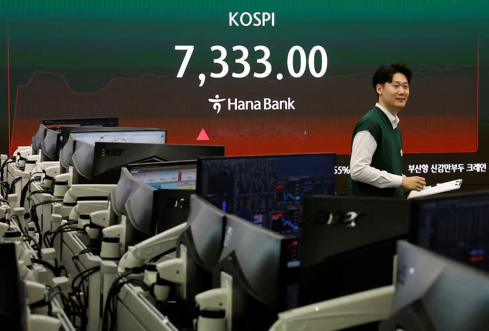 据英国媒体路透社报道，韩国首尔综合股价指数Kospi周三开盘不到1小时就涨了5.