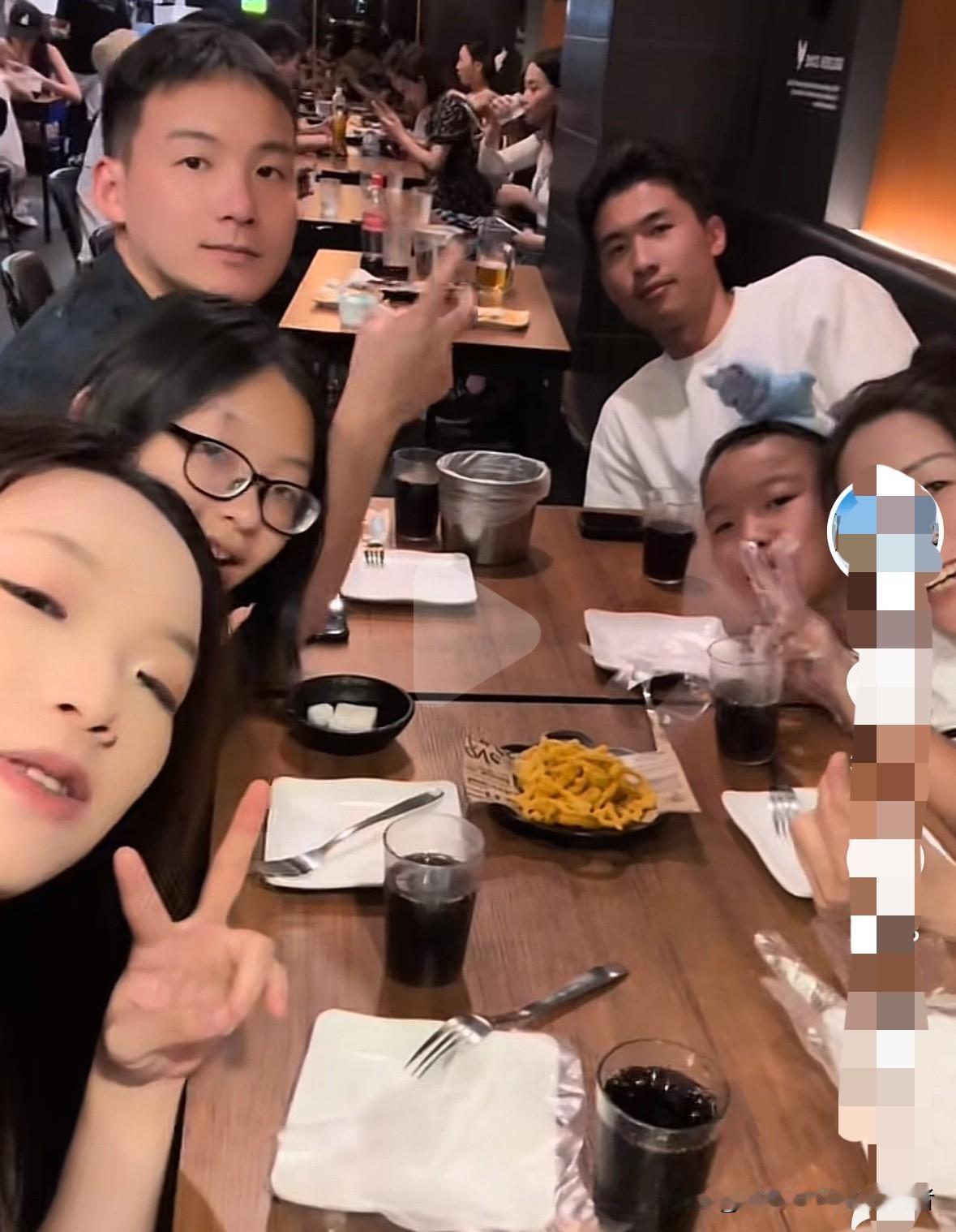 今天中午，谢浩男的妈妈许健华更新了一行六人在韩国游玩的视频。视频当中，众人玩得极