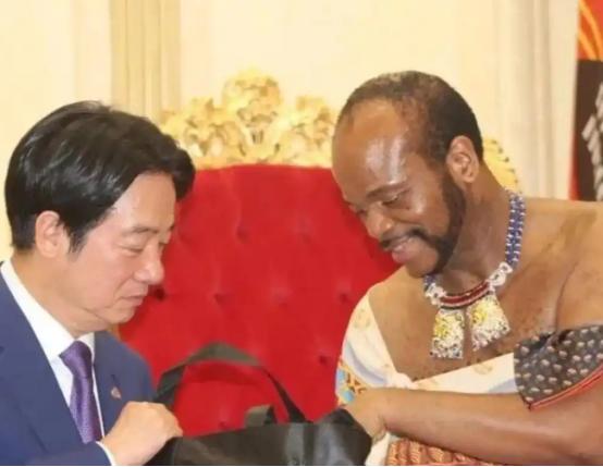 赖清德这膝盖，算是彻底焊在地上了。
5月8日，他跑到台南乌山头水库，对着日本殖民