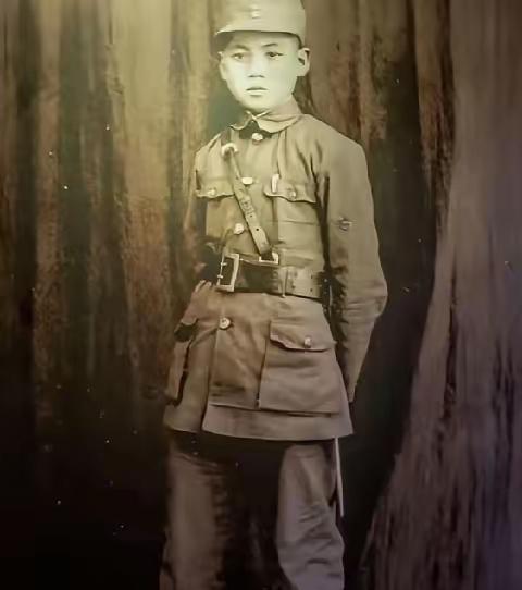 少年英雄，震撼人心！ 他是中国最年轻的开国大校。从娃娃司令到开国将领，一生传奇，