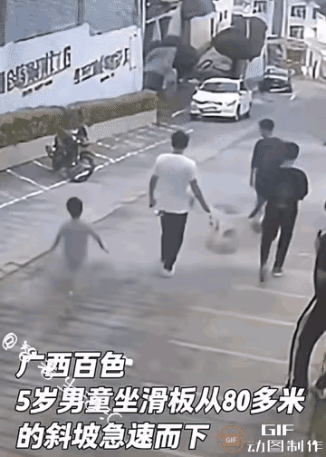 80米斜坡上滑板飞驰，

17岁职校生扑身挡下，

他摔了一跤却没人喊疼。

那