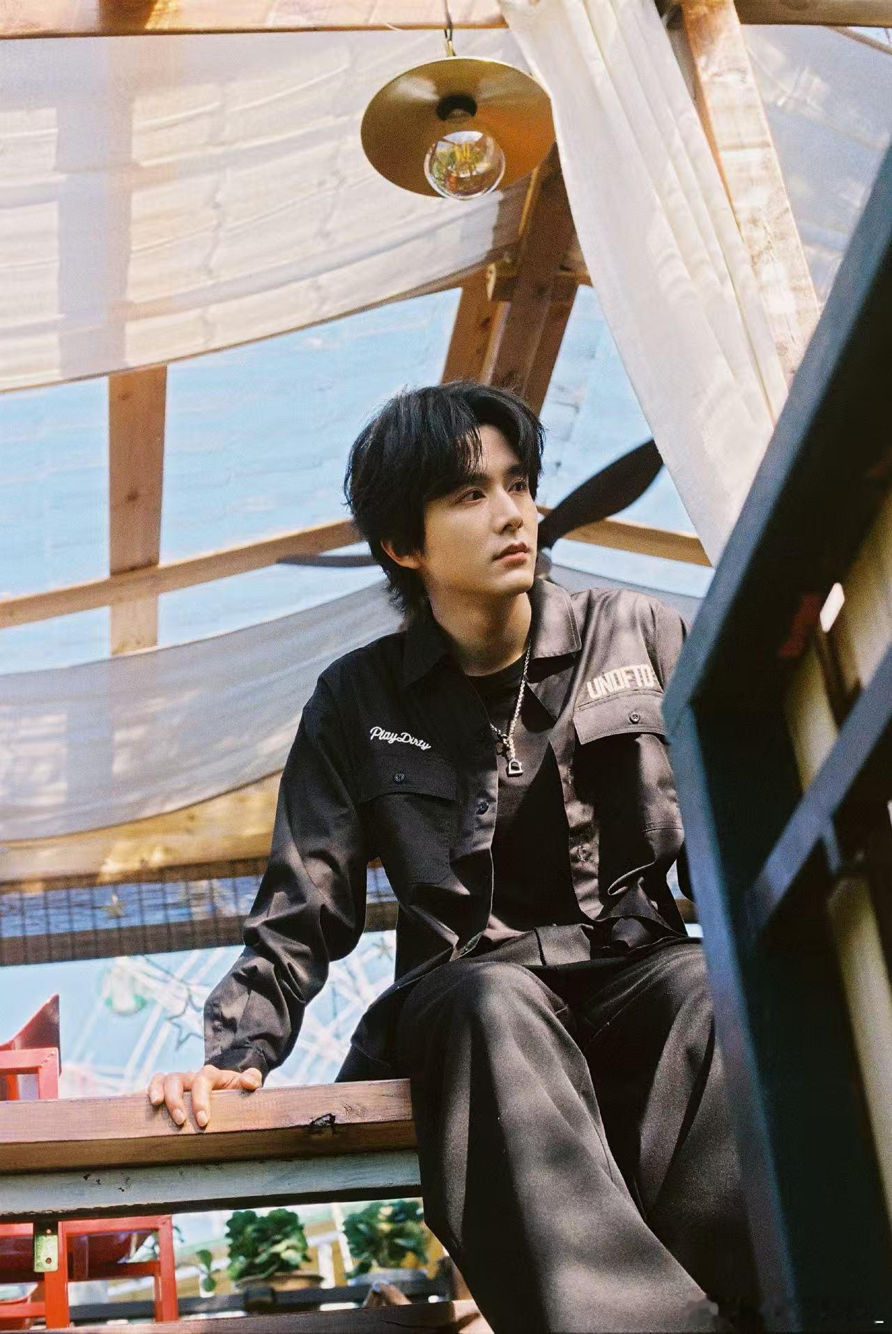 张新成赛车副驾我来坐坐张新成解锁赛车手！蜿蜒山路镜头超惊险，他又酷又稳，心动值拉