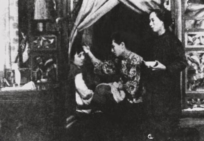 1925年香港第一部长故事片《胭脂》，是香港人独资完成的第一部影片。1925年2