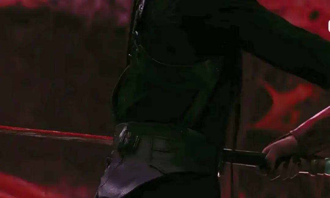 聂九罗的长生，不是外挂，是尾鱼提前埋好的“情感时差实验”。
她越不变，身边人越像