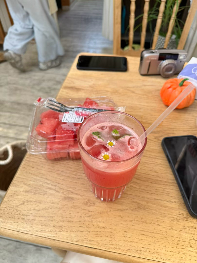 一个小姐姐送给我了一盒西瓜！ 