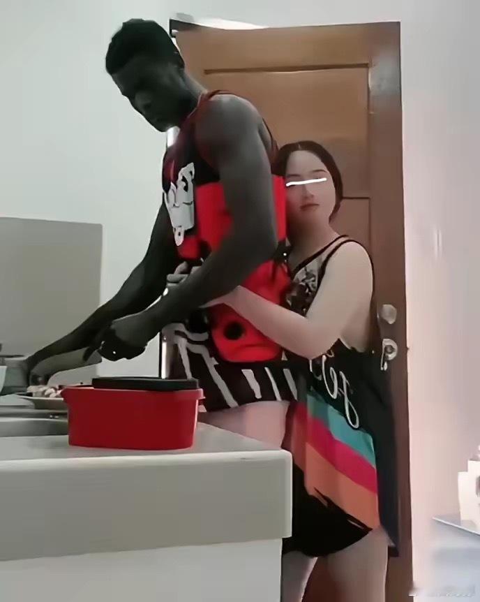 女子发图炫耀自己的非洲男朋友身强体壮，身高近2米。 ​​​