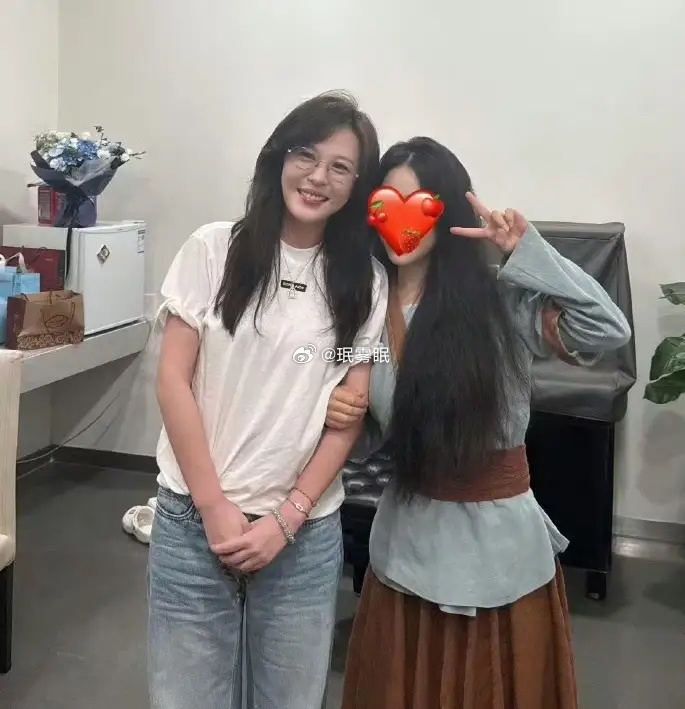 李金铭没事，她终于现身了，作为内娱初代甜妹代表。李金铭退圈后低调生活，多次被造谣