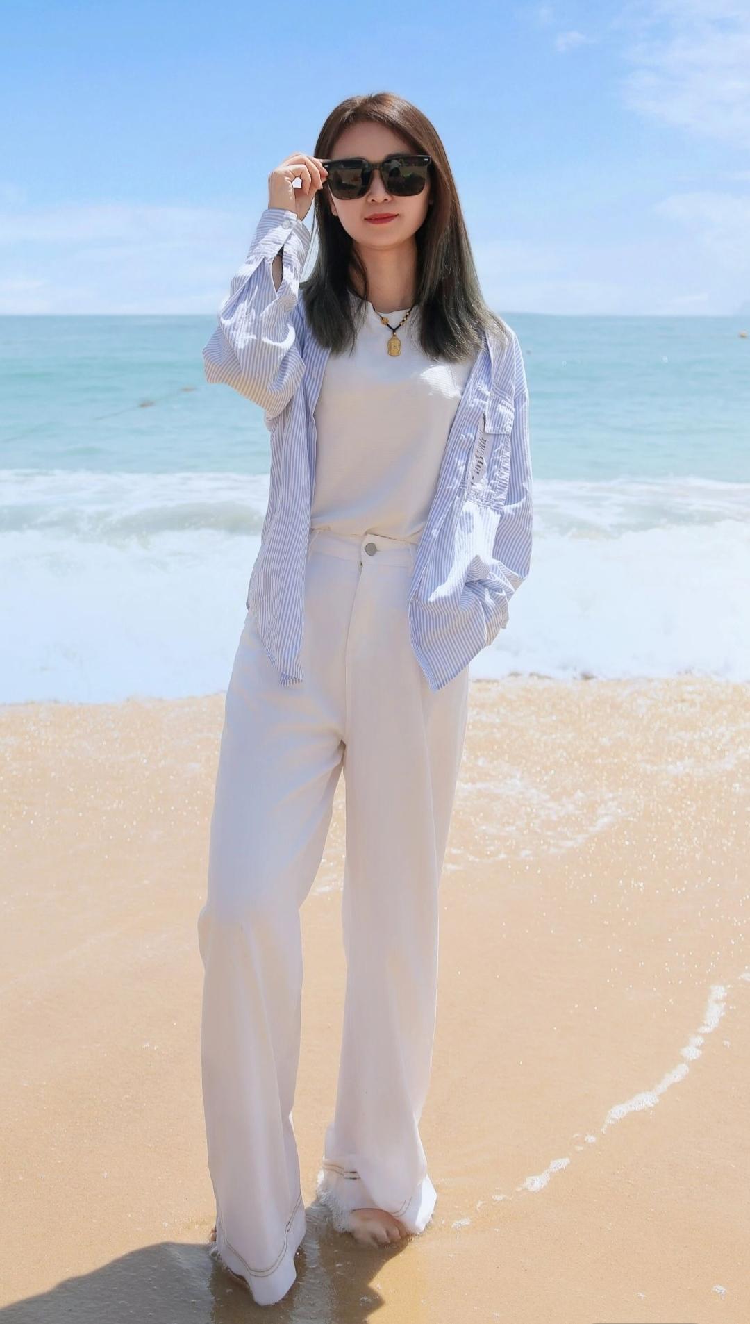 沙滩上的时尚穿搭，轻松自在，享受阳光与海浪的陪伴。