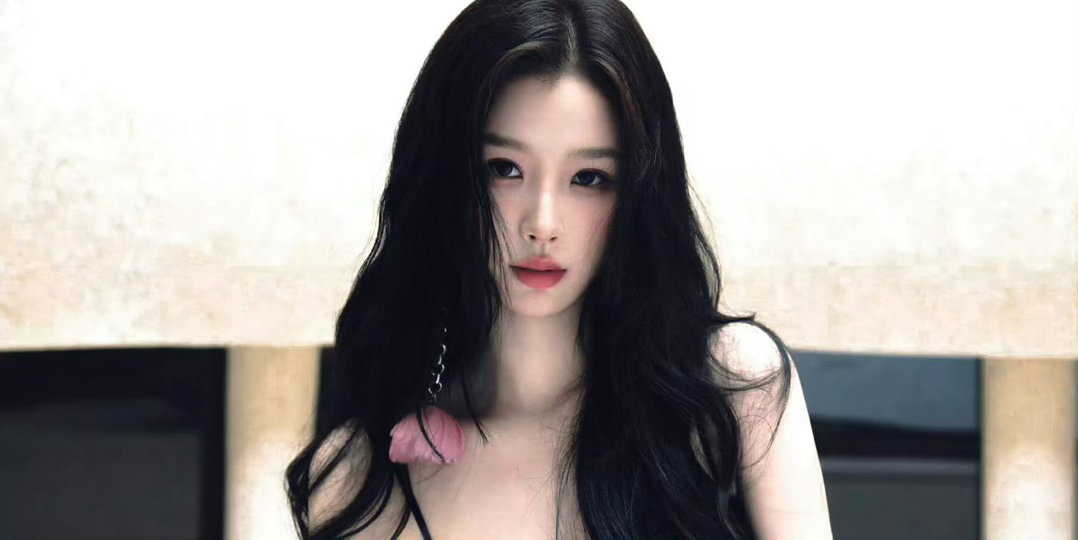 虞书欣美晕了虞书欣好薄的背好瘦的腰虞书欣这身造型氛围感拉满，纤细腰背线条优越，体