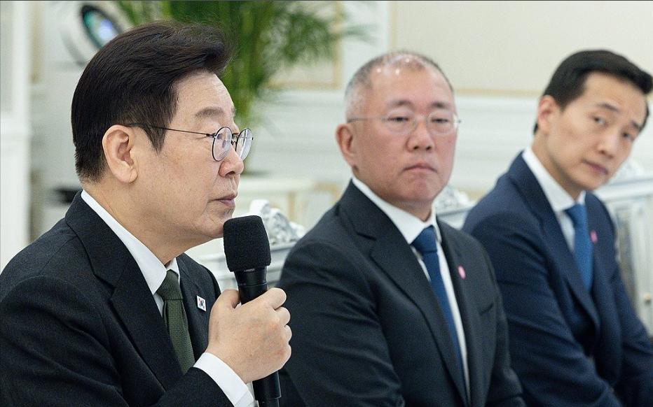 李在明给韩国财阀开会，说了一个“隐喻”，他说：“只有兔子多了，老虎才能健康。”这