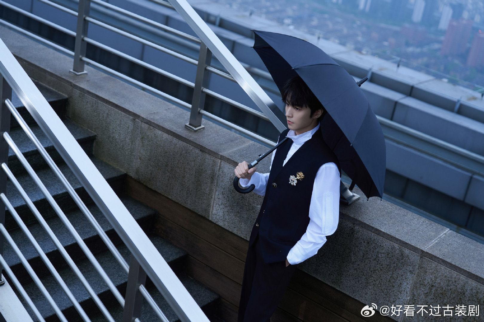王俊凯说时光从不会辜负认真的人 守住本心慢慢走，王俊凯用专注向我们展示了穿越时光