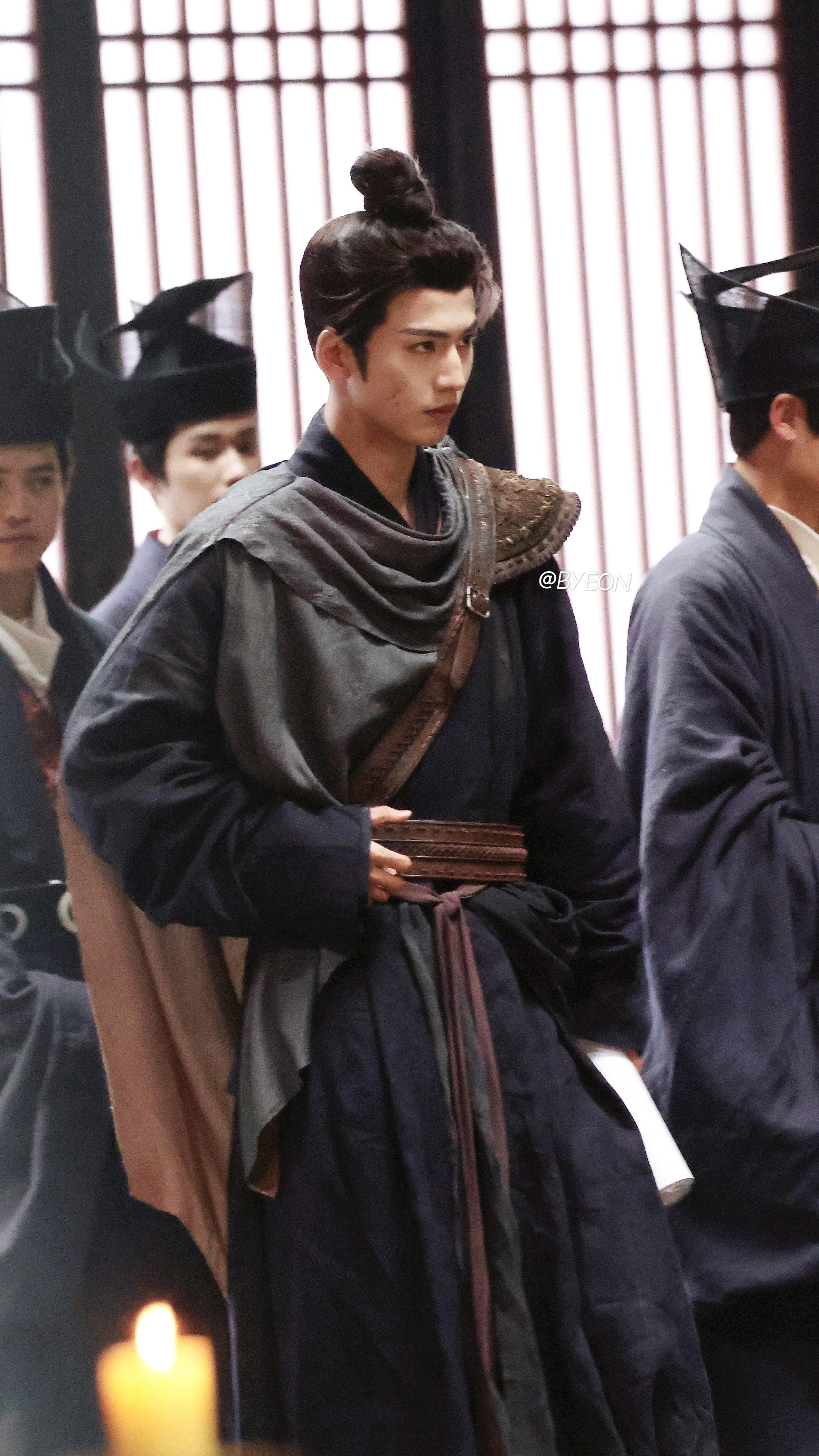 我天哪披了个破烂都帅成这样[互粉]请问有没有什么少年意气将军本子 递一下给张凌赫