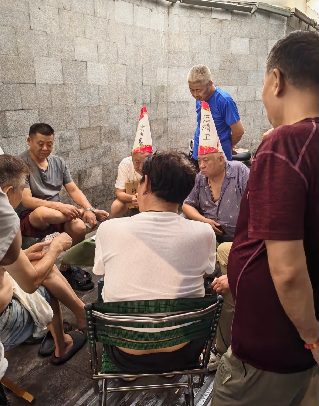 这老辈子玩起来真是没轻没重的呀，高市早苗+冈村宁次，这是输了多少牌？ 开封·金耀