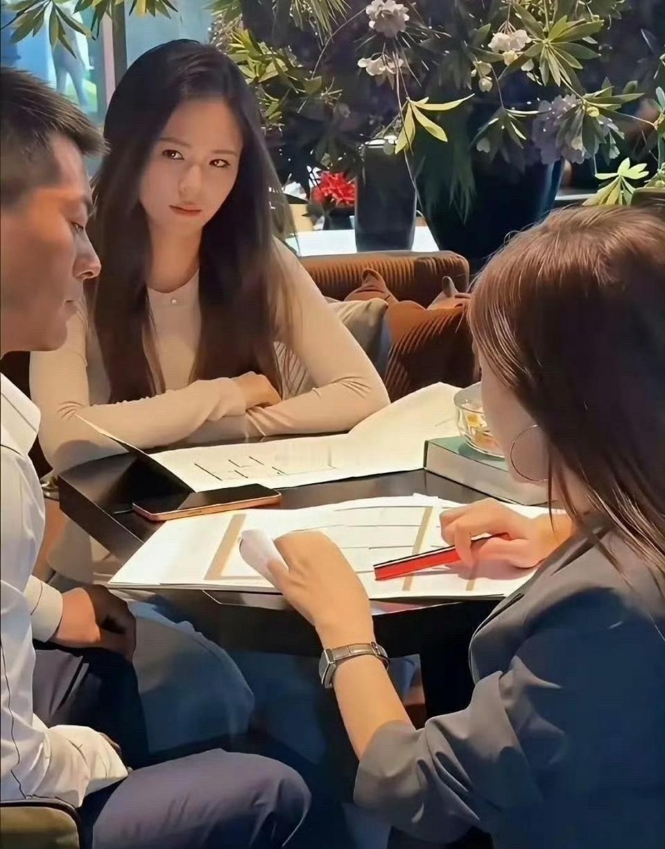 不怪他老婆这个眼神，换谁不是啊 ​​​