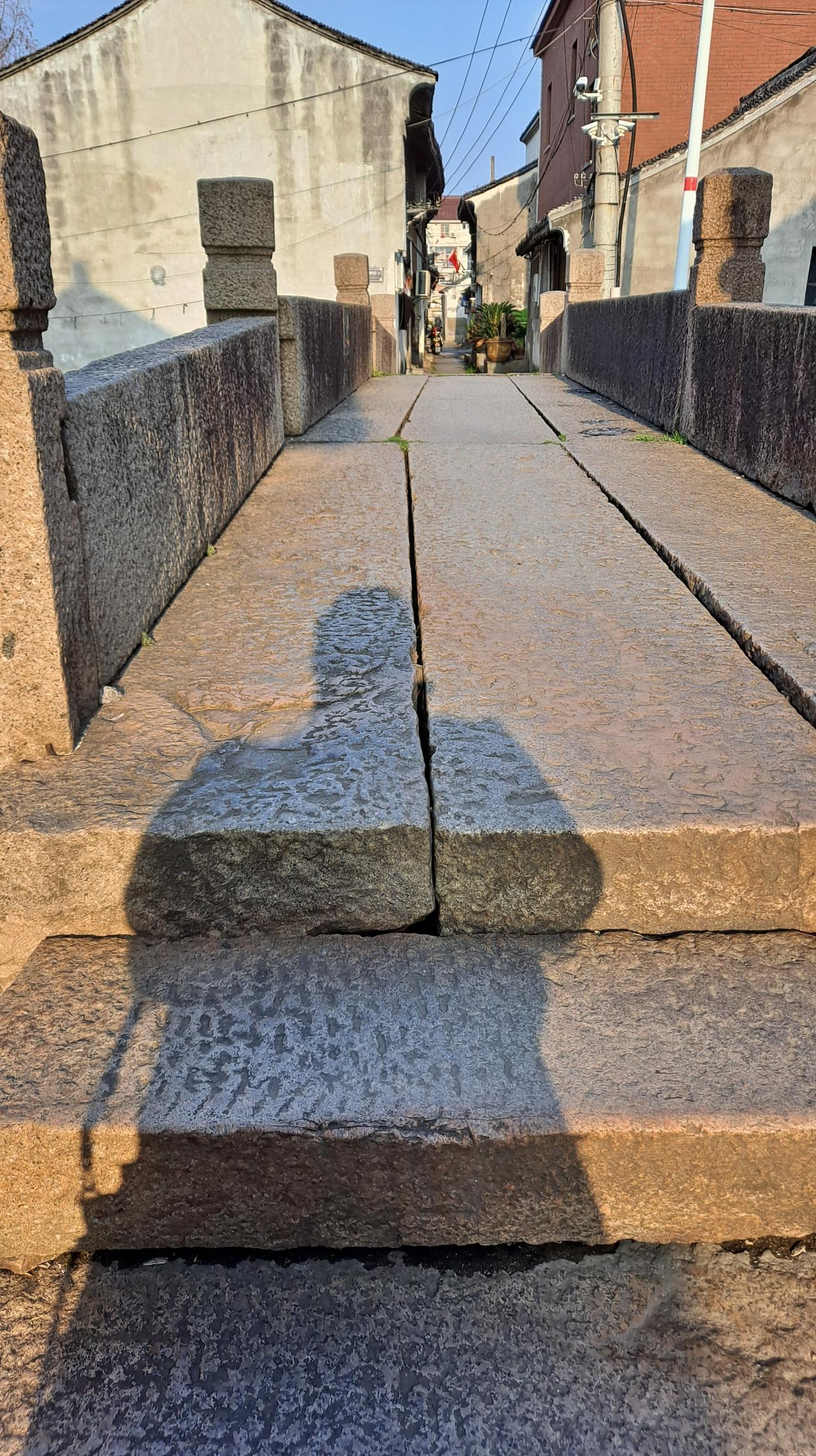 2026年3月24日曝光的四川乐山井研县公交车车身标语事件，完整标语为：
儿女是