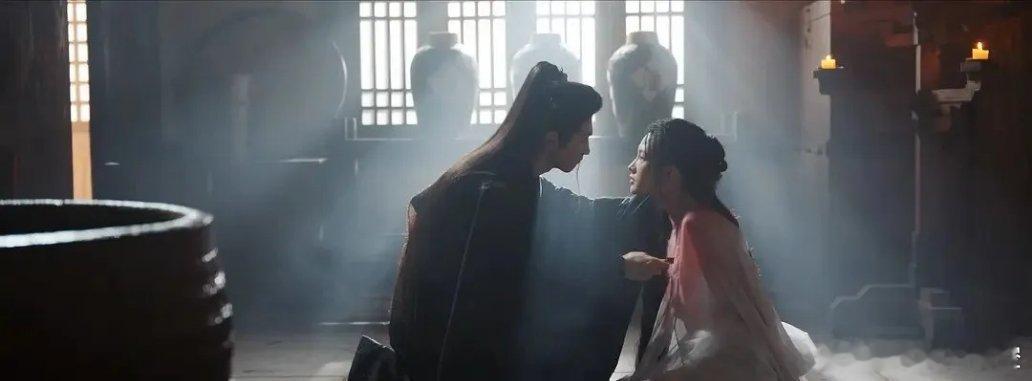 从数据来看，《一笑随歌》仍旧被《许我耀眼》压着，不过，随着《许我耀眼》的结局，后
