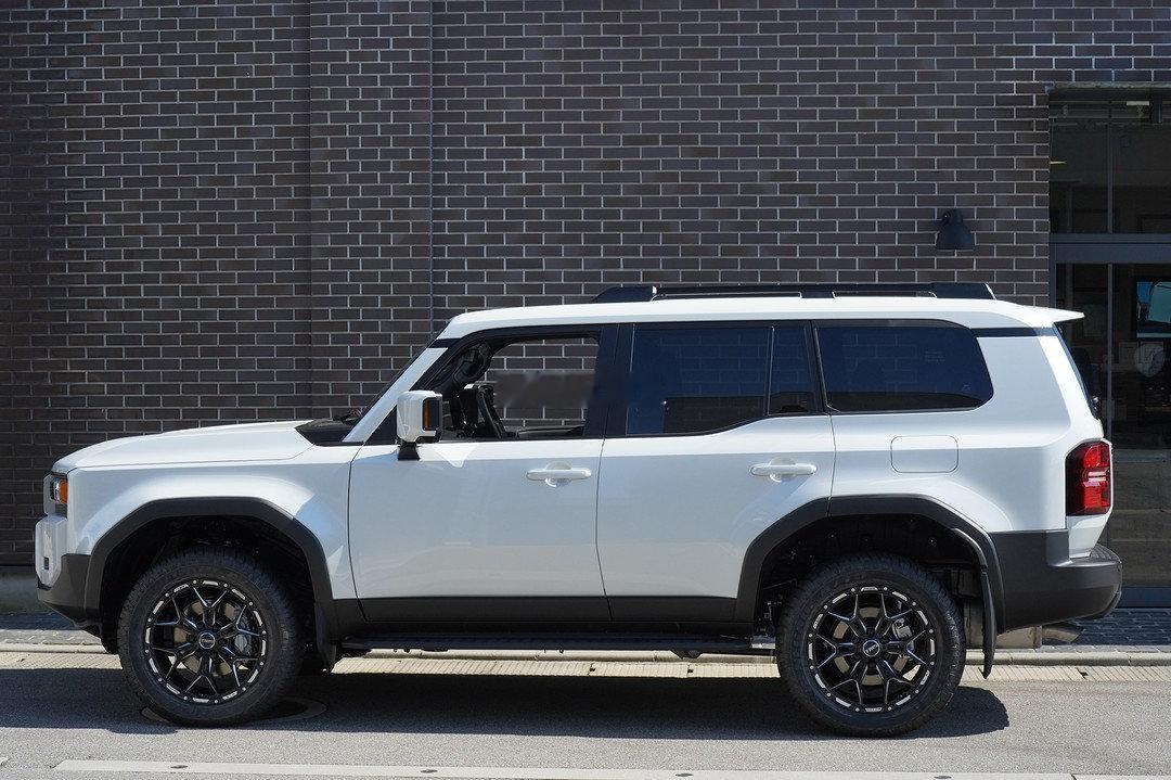 锻荣社TWS Exlete系列此前推出的首款都市越野风格轮毂——306S，包括2