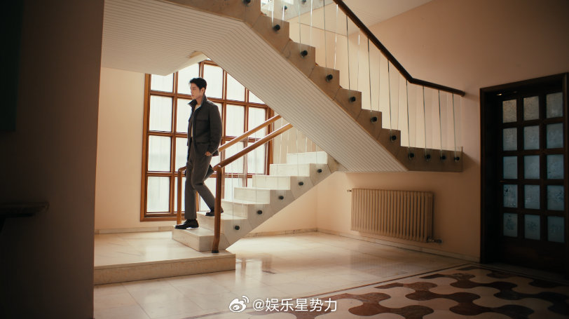 肖战TODS意式美学大片 利落剪裁勾勒流畅轮廓，柔软针织晕开随性暖意，新季单品深