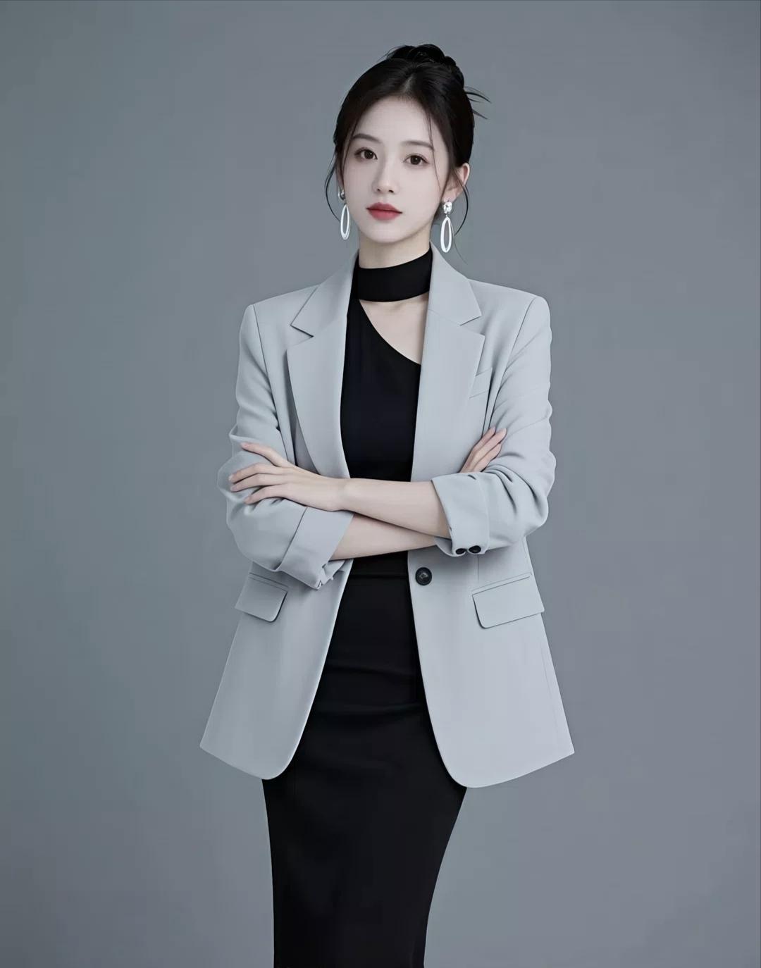 什么样的女人最令人着迷？
大概是自带清醒气场的那一种。
像图里的她，一身利落西装