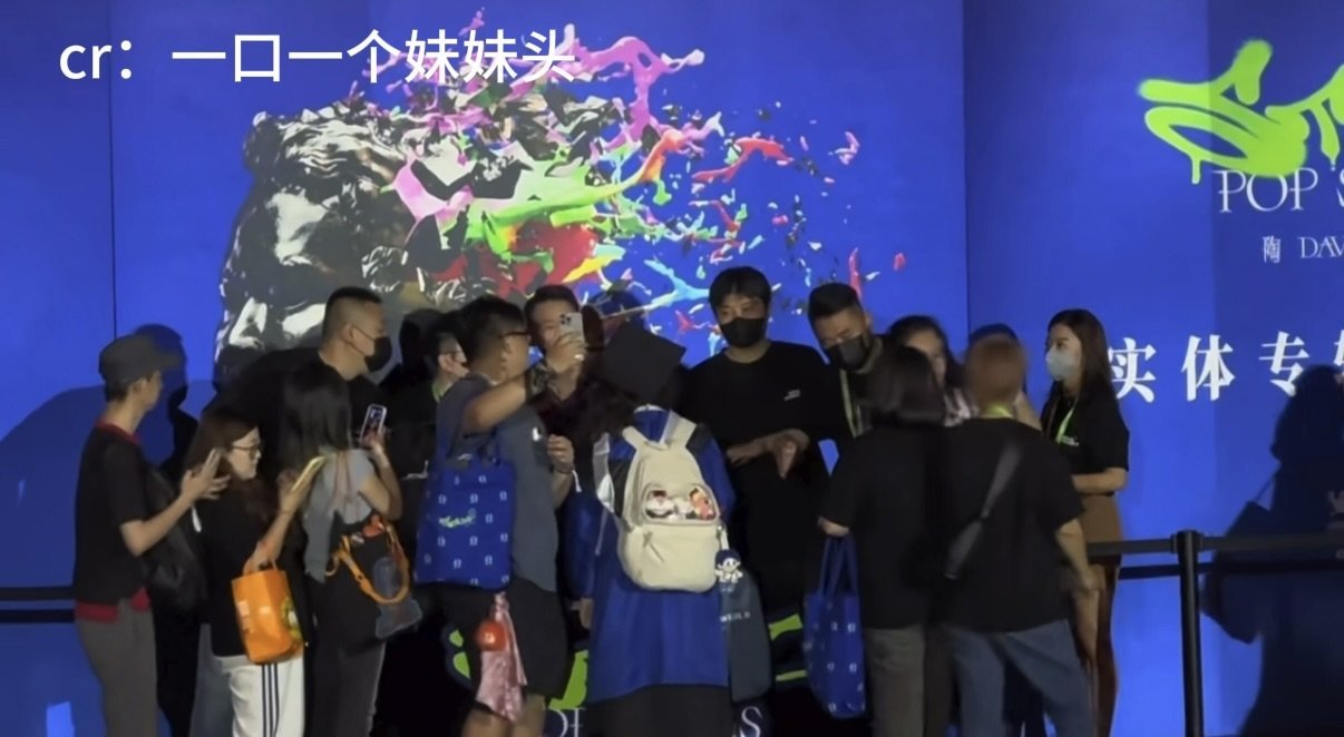 陶喆给毕业歌迷拨穗了 谁懂给歌迷拨穗的幸福时刻哇！新专辑签唱会天津站现场，有歌迷