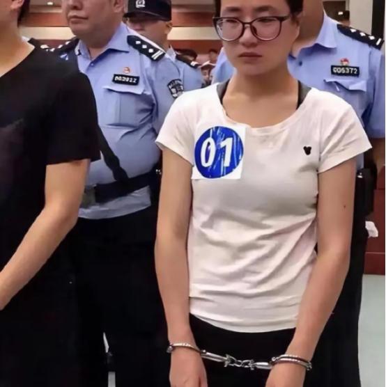 2019年，正在读硕士的杨春燕，在教室上课时被警方带走。老师一脸惊讶地说：“是不