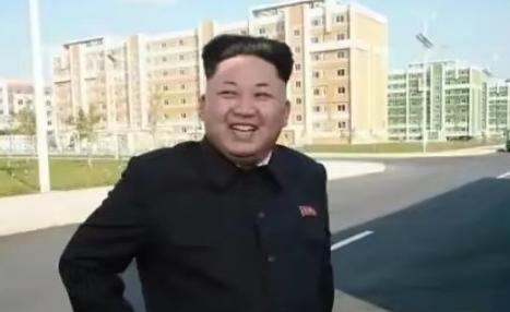 金正恩彻底不装了！朝鲜不仅出兵援俄，还清空了几十年库存卖武器，狂赚上百亿美元。普