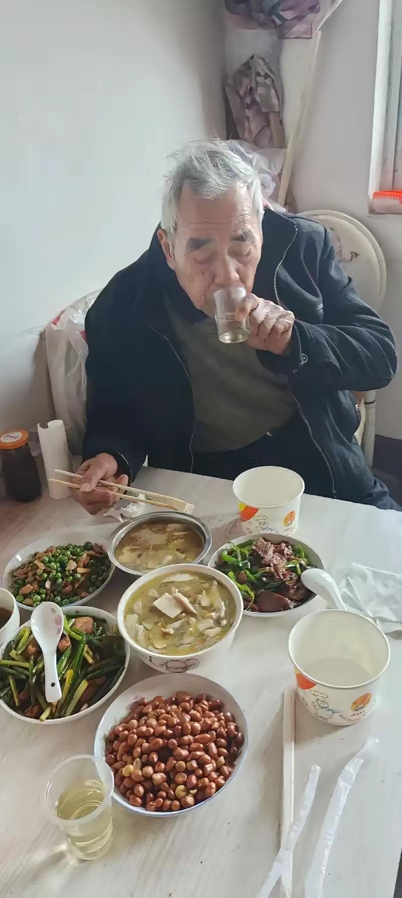 71岁父亲一生极致自律，唯独贪一杯小酒，五年争吵后我终于懂了他的心酸
 
我爸今